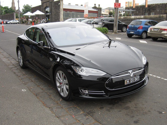 Black Tesla sml